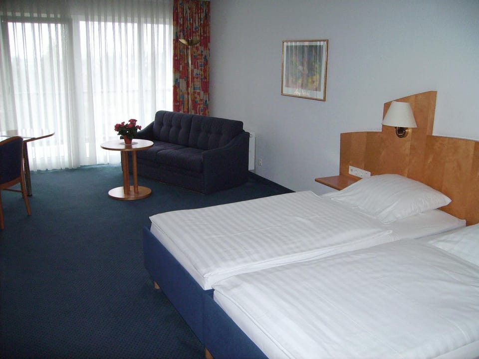 Bed, Photo of the whole room, Decorative detail, Seating area, Bedroom