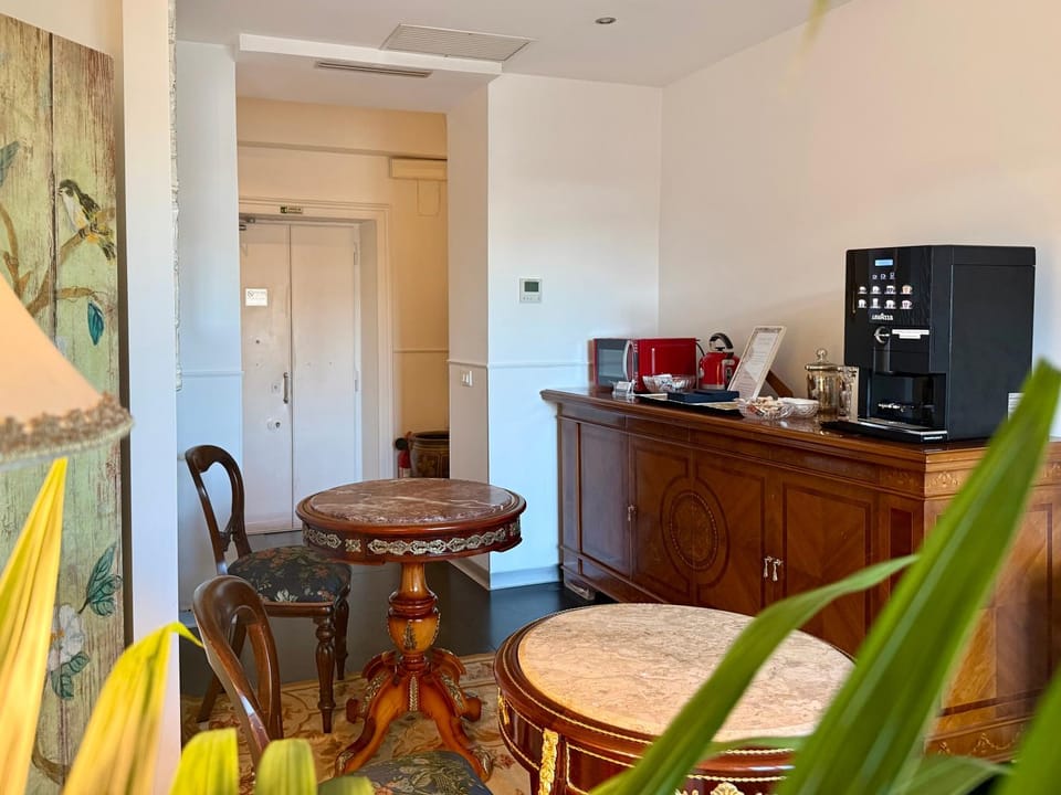 Coffee/tea facilities, Lounge or bar