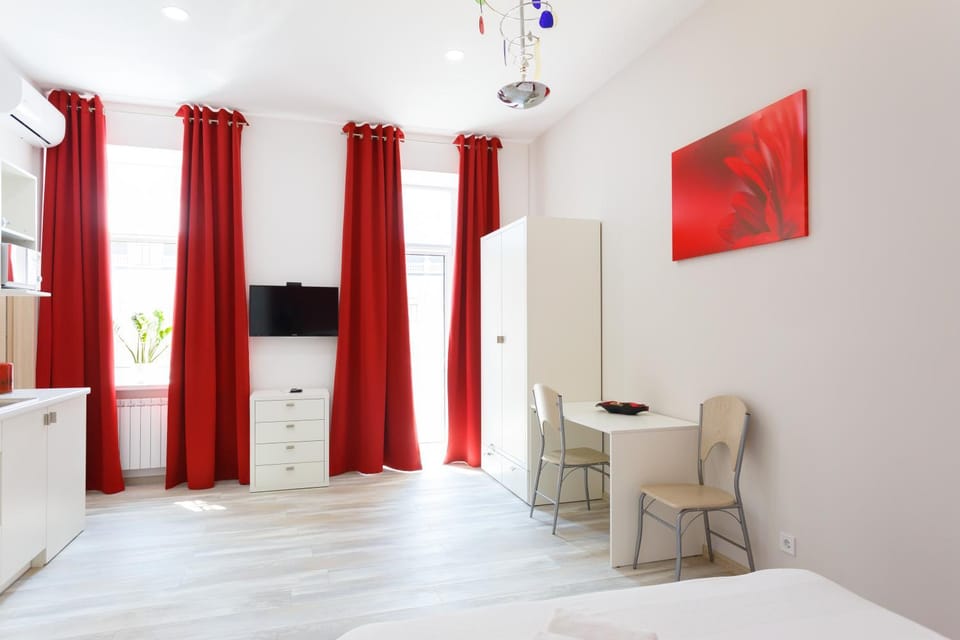 TV and multimedia, Seating area, air conditioner