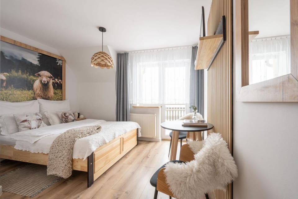 Bed, Photo of the whole room, Seating area, Bedroom