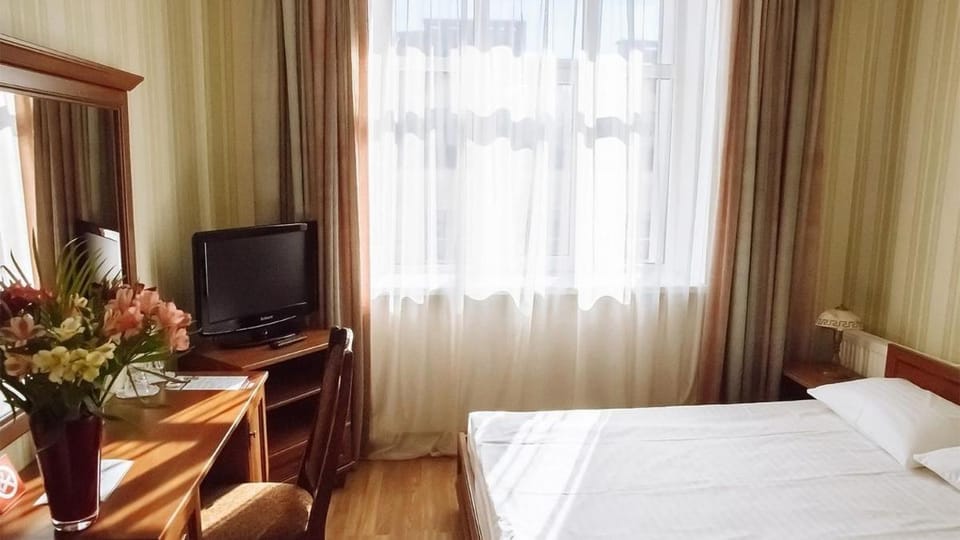 Bed, TV and multimedia, Photo of the whole room