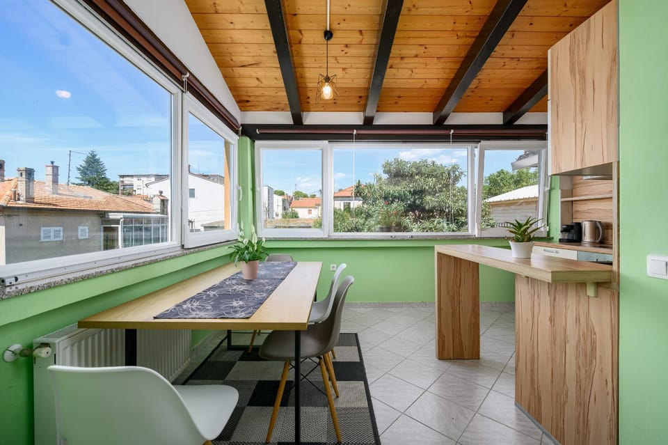 Kitchen or kitchenette, Dining area, City view, Garden view, Inner courtyard view