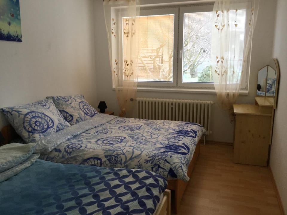 Bedroom, bunk bed