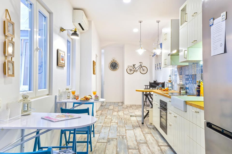 Coffee/tea facilities, Kitchen or kitchenette, Dining area