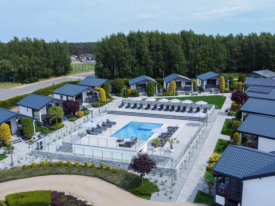Property building, Garden, Pool view, Swimming pool, sunbed