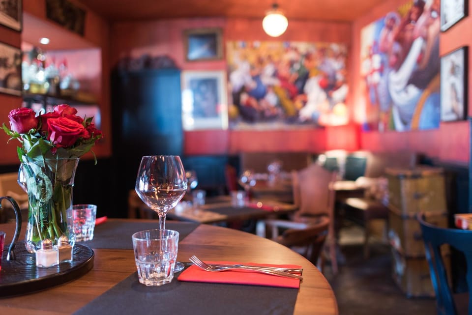 Restaurant/places to eat, Food and drinks, Entertainment