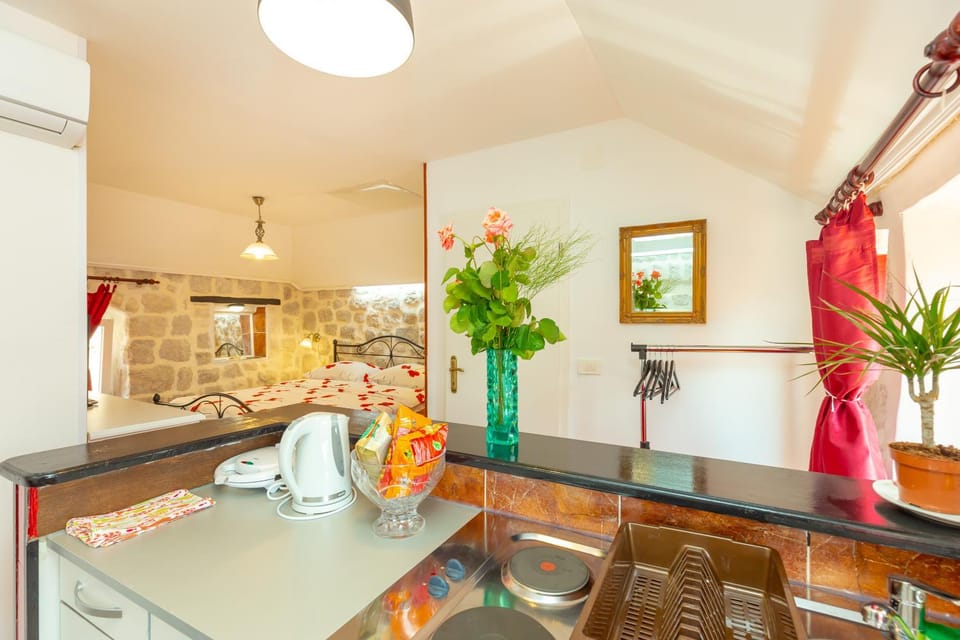 Coffee/tea facilities, Kitchen or kitchenette, Photo of the whole room