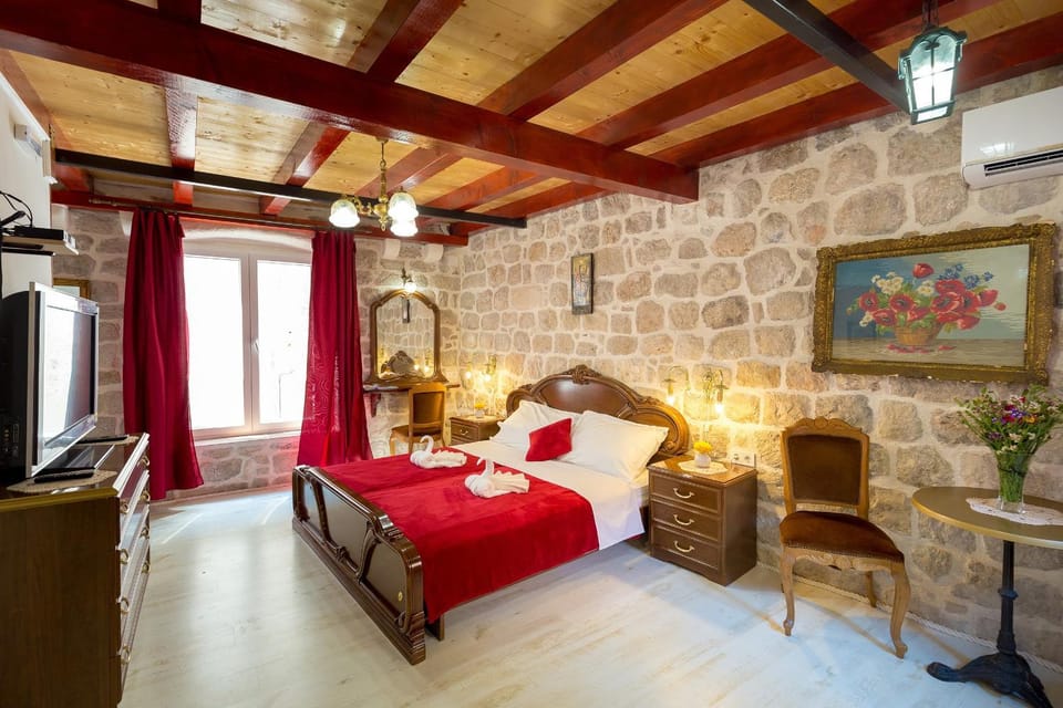 Photo of the whole room, Decorative detail