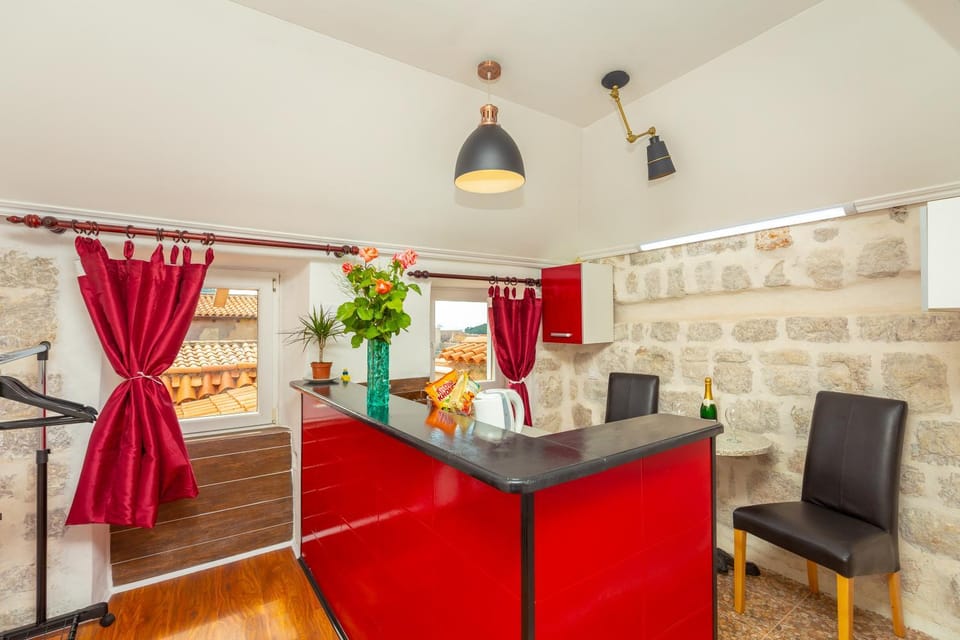 Kitchen or kitchenette, Lounge or bar