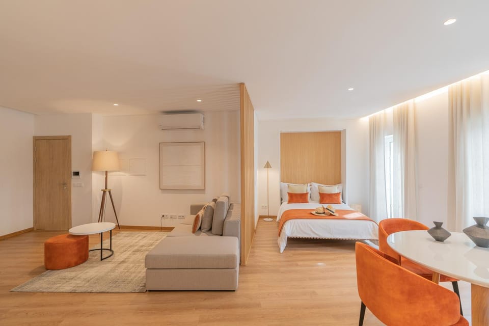 Bed, Living room, Photo of the whole room, Decorative detail, Seating area, Dining area, air conditioner