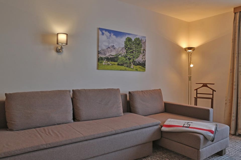 Living room, Decorative detail, Seating area