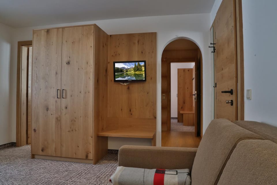 Living room, Photo of the whole room, Decorative detail