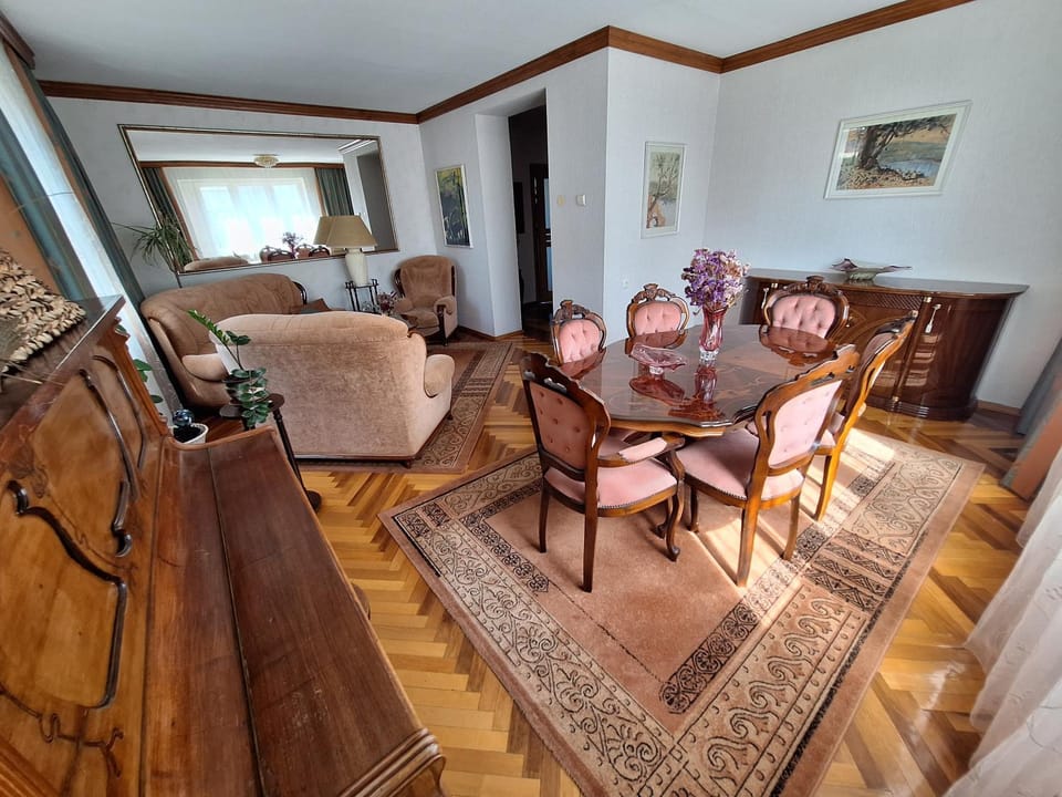Seating area, Dining area