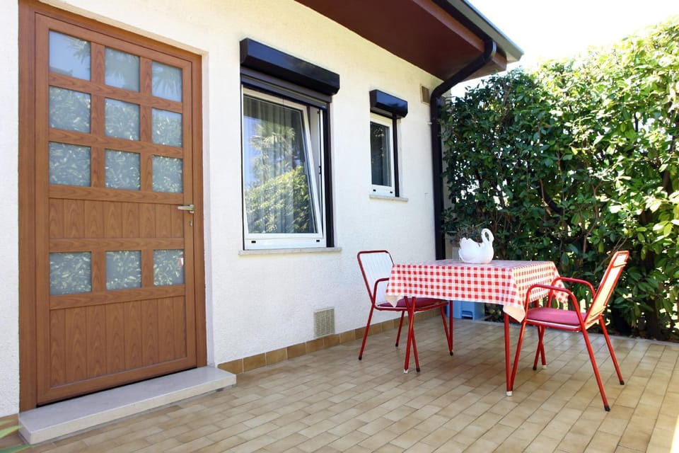 Facade/entrance, Balcony/Terrace