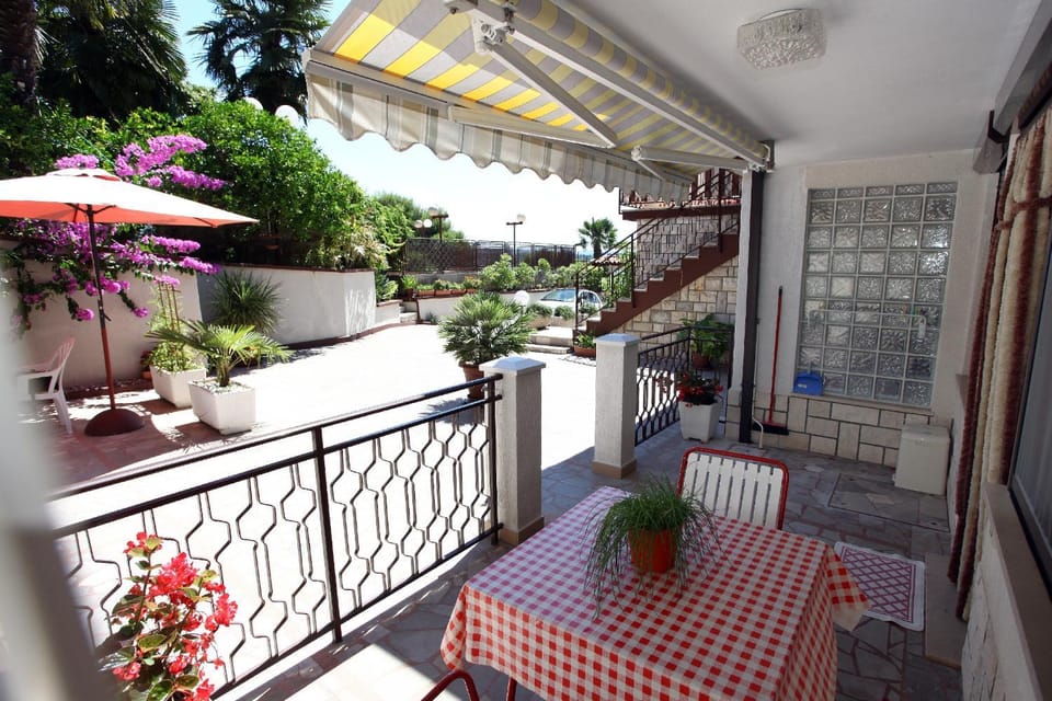 Balcony/Terrace, Seating area, Garden view