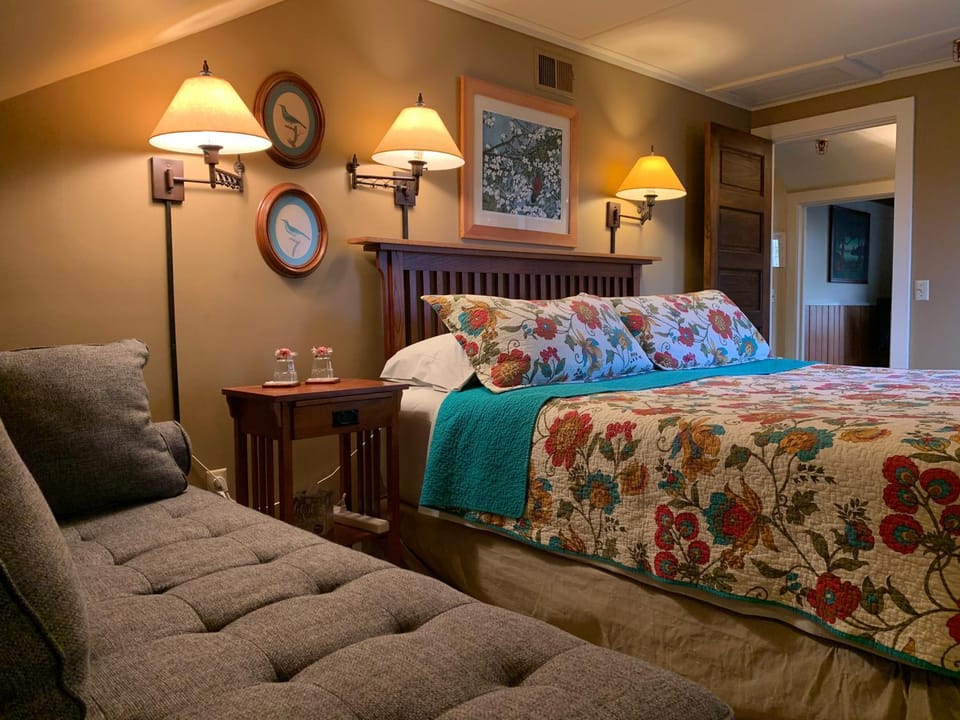 Photo of the whole room, Decorative detail