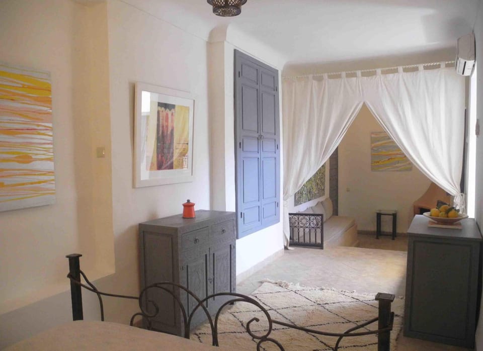 Photo of the whole room, Decorative detail