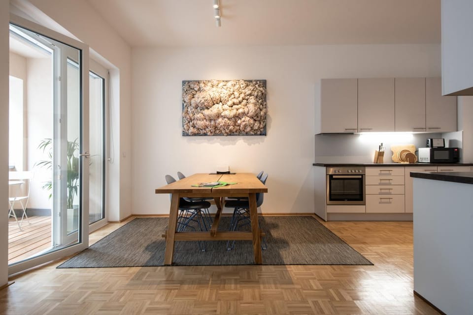 Kitchen or kitchenette, Dining area