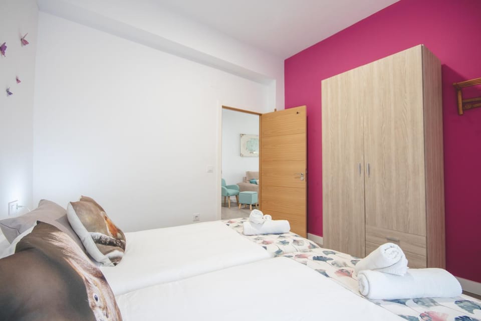 Photo of the whole room, Bedroom