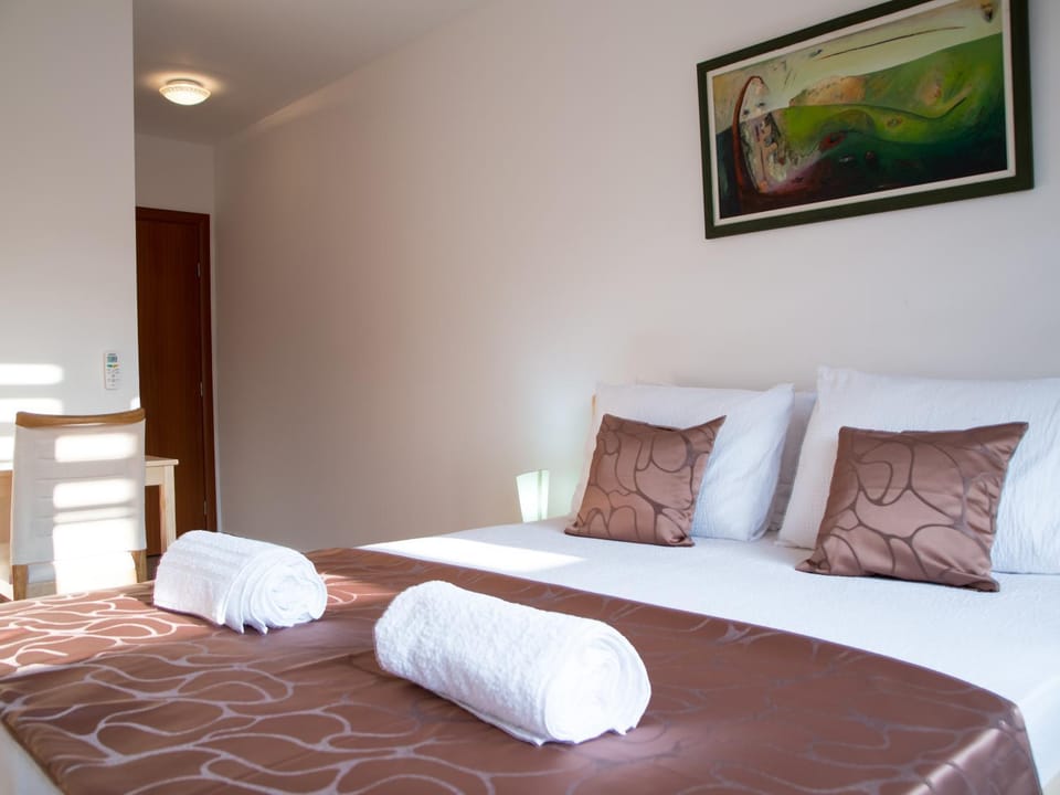 Bed, Photo of the whole room, Bedroom, towels