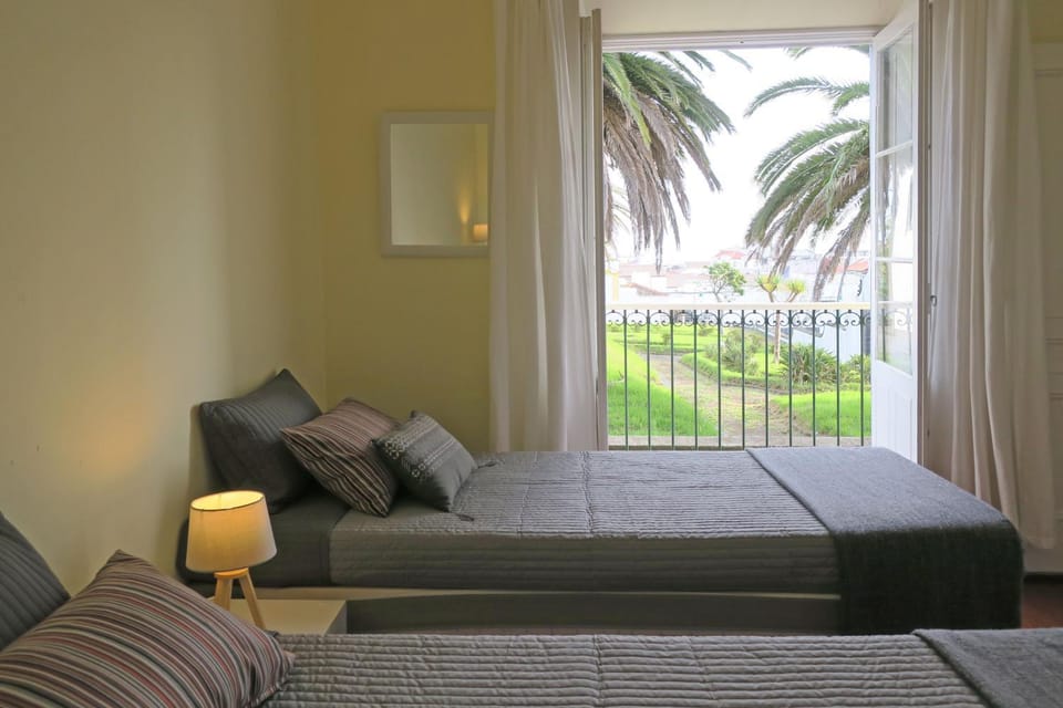 Bedroom, City view