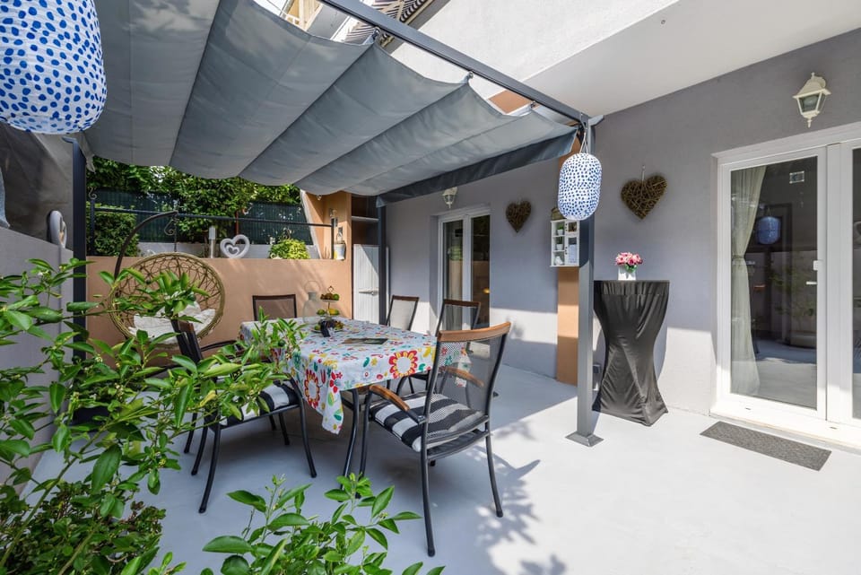 Balcony/Terrace, Seating area, Garden view