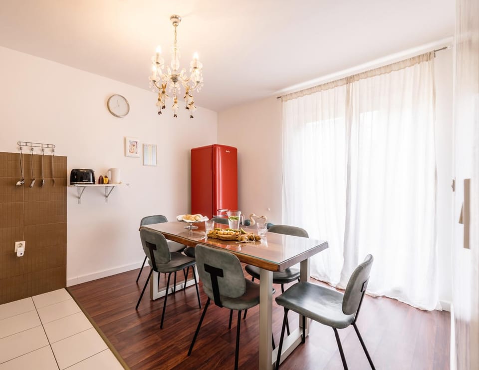 Kitchen or kitchenette, Seating area