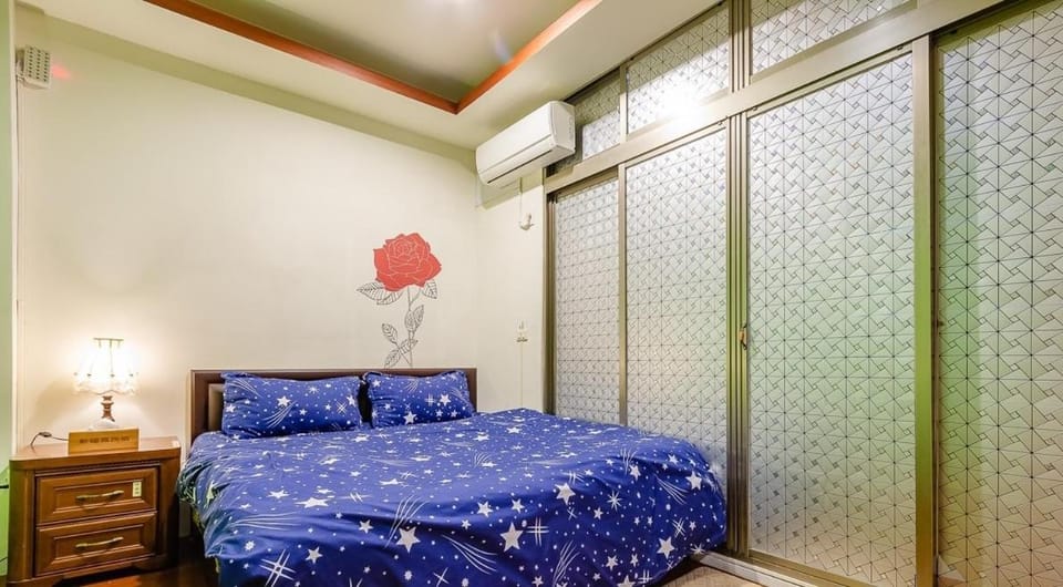 Bed, Photo of the whole room, Bedroom, wardrobe, air conditioner