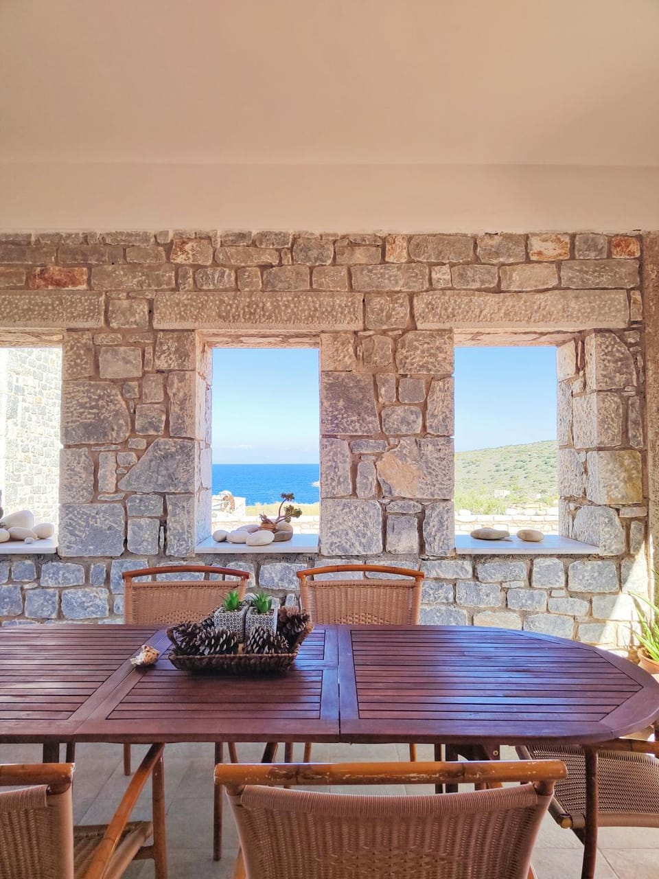 Property building, Natural landscape, Balcony/Terrace, Living room, Seating area, Dining area, Sea view