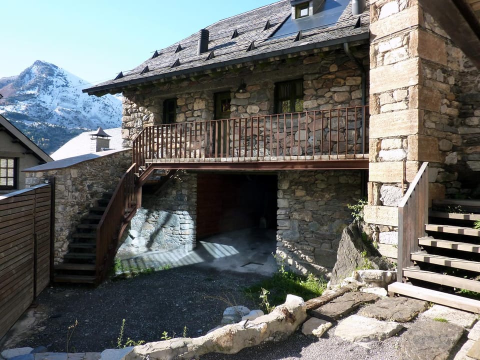 Property building, Patio, Facade/entrance