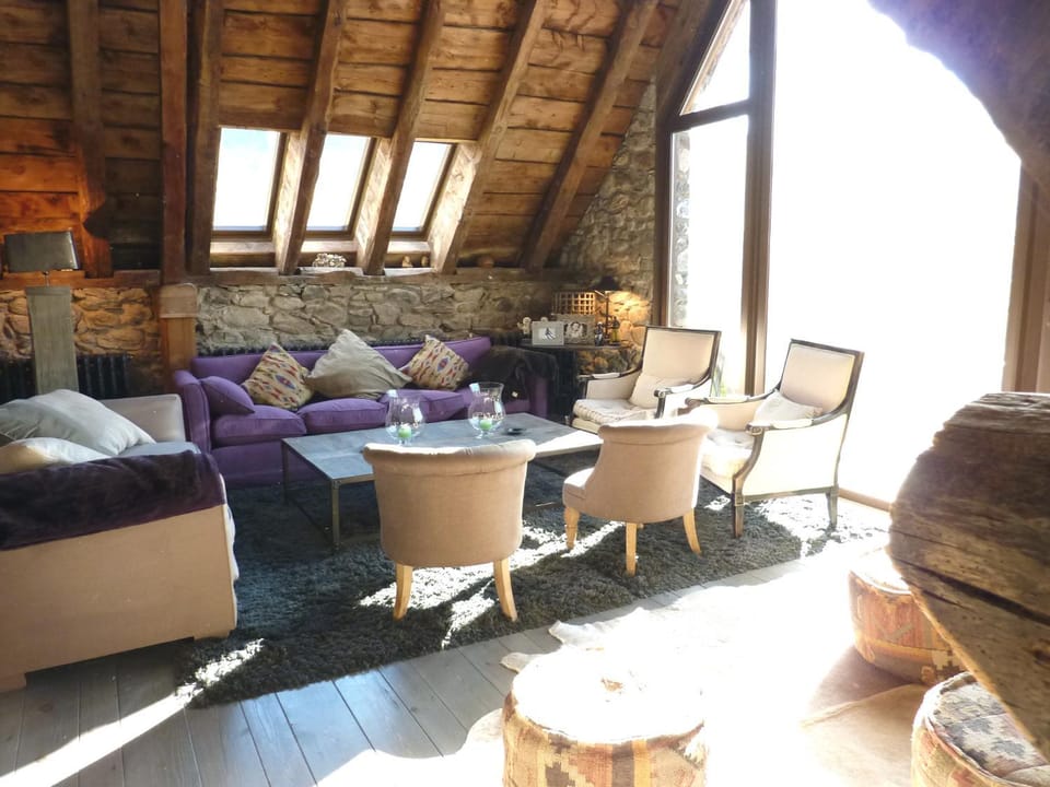 Photo of the whole room, Seating area