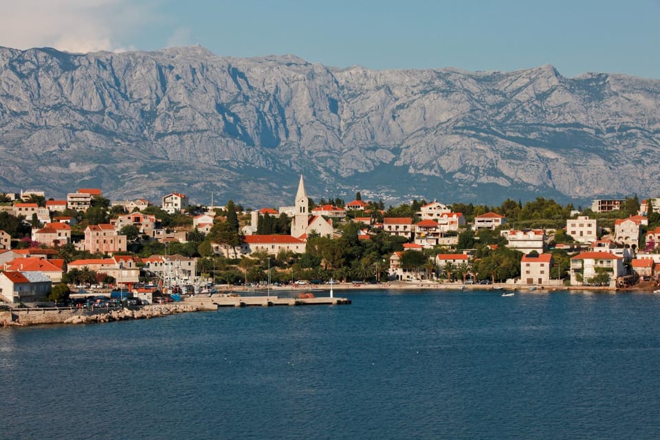 Nearby landmark, Off site, Neighbourhood, Natural landscape, Beach, Location