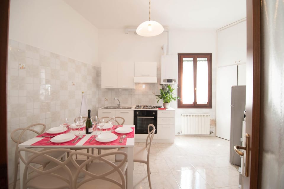 Kitchen or kitchenette, Dining area, stove