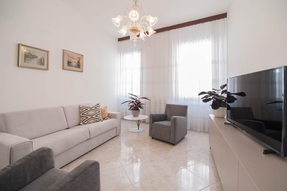 TV and multimedia, Living room, Seating area, air conditioner