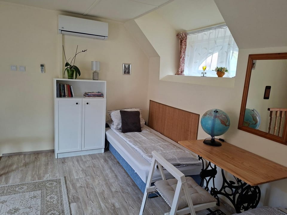 Bed, Seating area