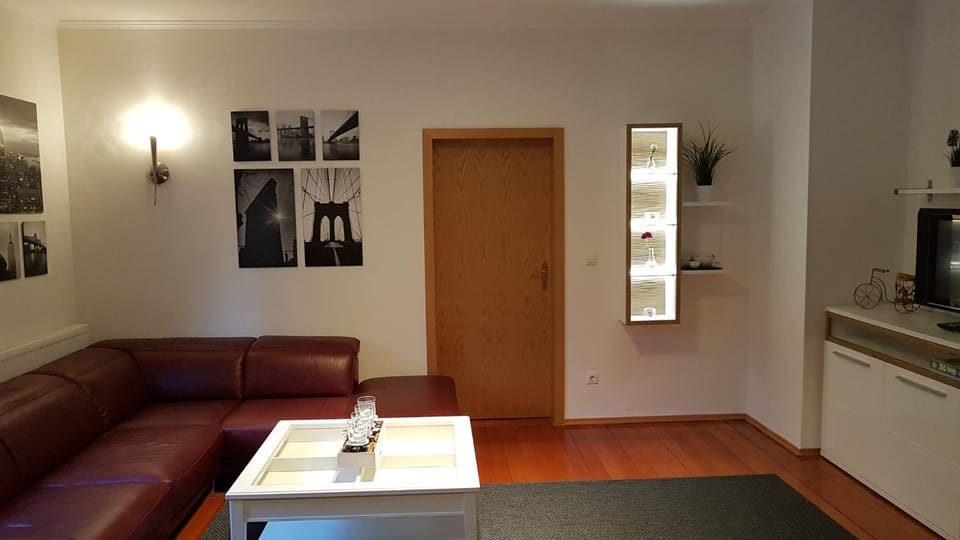 Photo of the whole room, Decorative detail