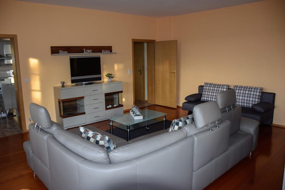 Photo of the whole room, Decorative detail