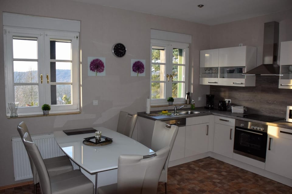 Photo of the whole room, Decorative detail