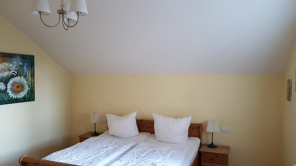 Photo of the whole room, Decorative detail