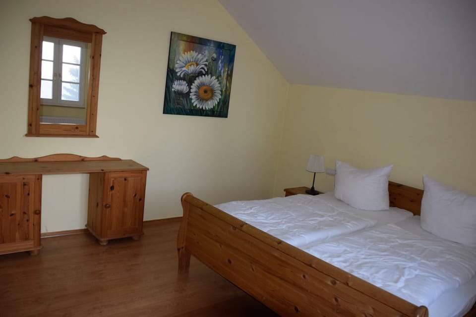 Photo of the whole room, Decorative detail