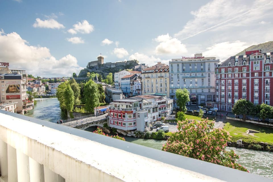 Neighbourhood, Balcony/Terrace, City view