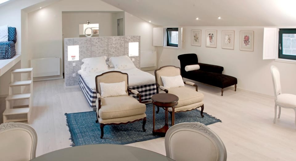 Bed, Living room, Photo of the whole room, Decorative detail, Bedroom