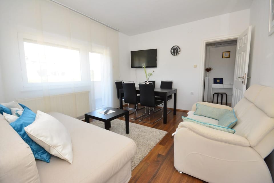 Bed, TV and multimedia, Living room, Dining area