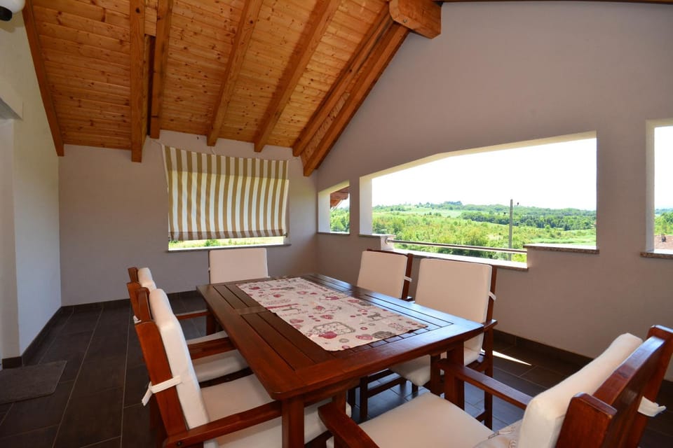 Balcony/Terrace, Seating area, Landmark view, Mountain view