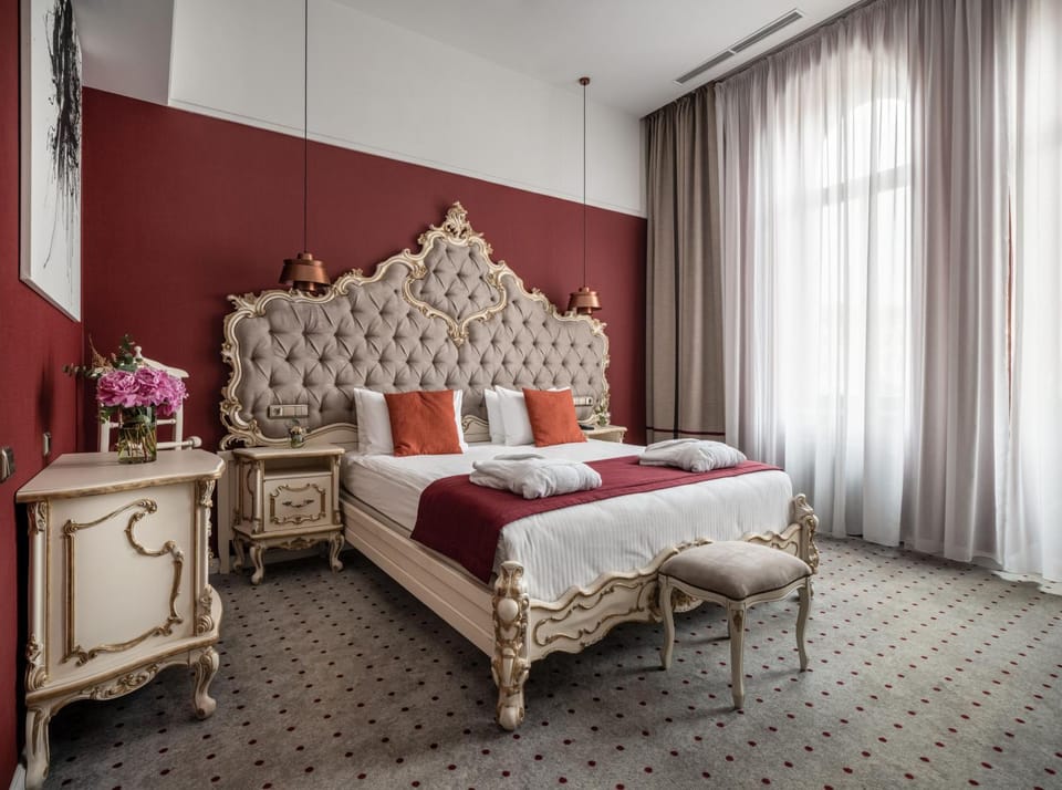Bed, Photo of the whole room, Decorative detail, Decorative detail