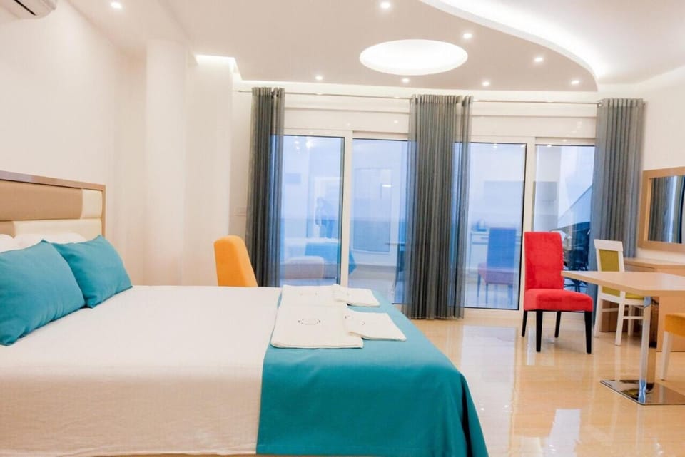 Seating area, Bedroom, air conditioner