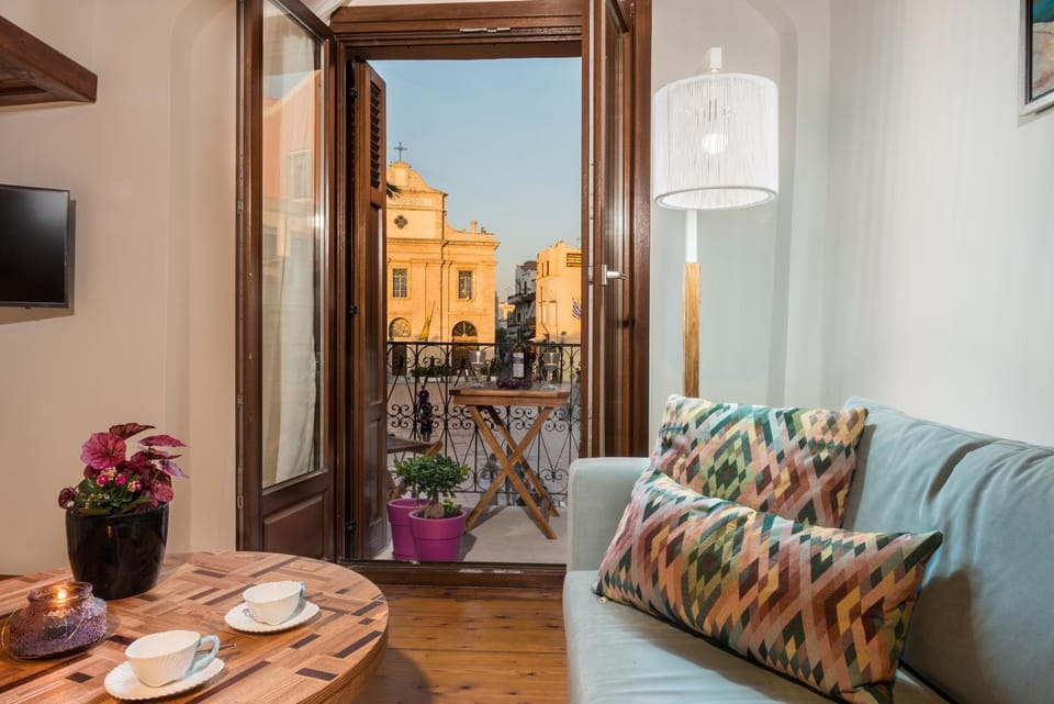 Neighbourhood, TV and multimedia, Balcony/Terrace, Living room, Decorative detail, Seating area, Landmark view, Street view