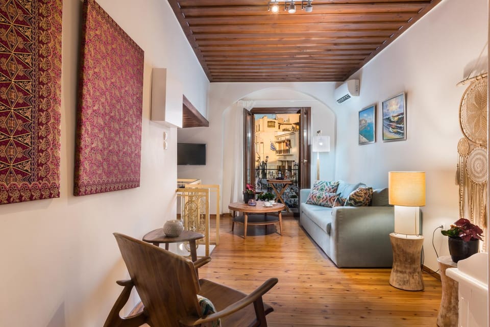 Living room, Decorative detail, Seating area, Landmark view