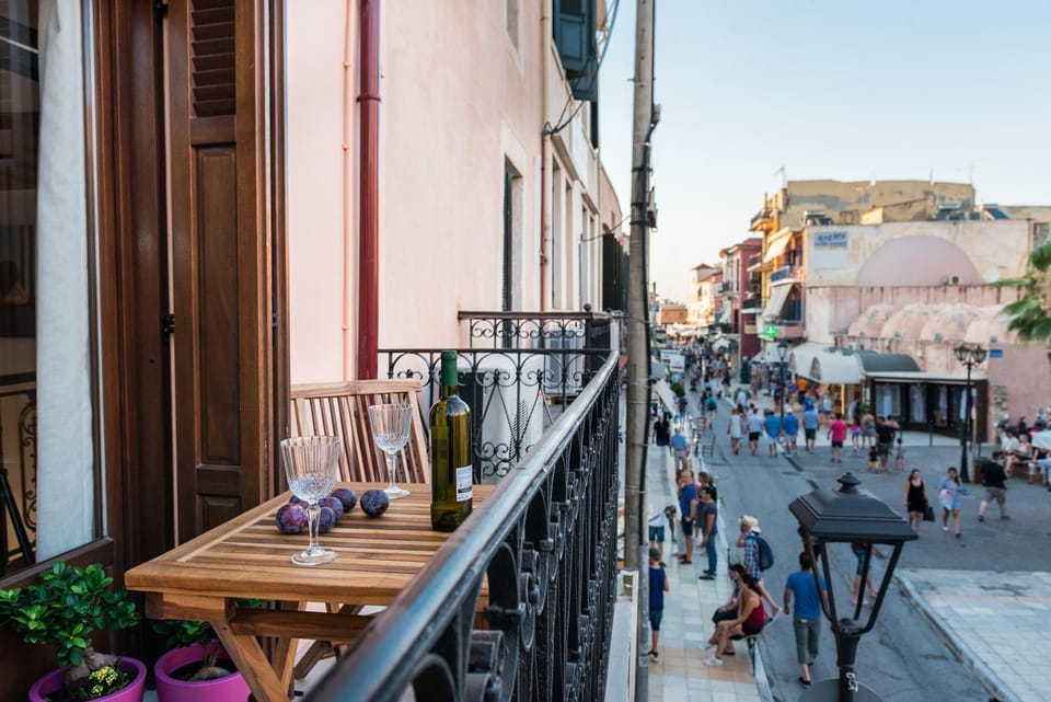 Nearby landmark, Neighbourhood, Balcony/Terrace, Decorative detail, City view, Landmark view, Street view, Supermarket/grocery shop, Shopping Area