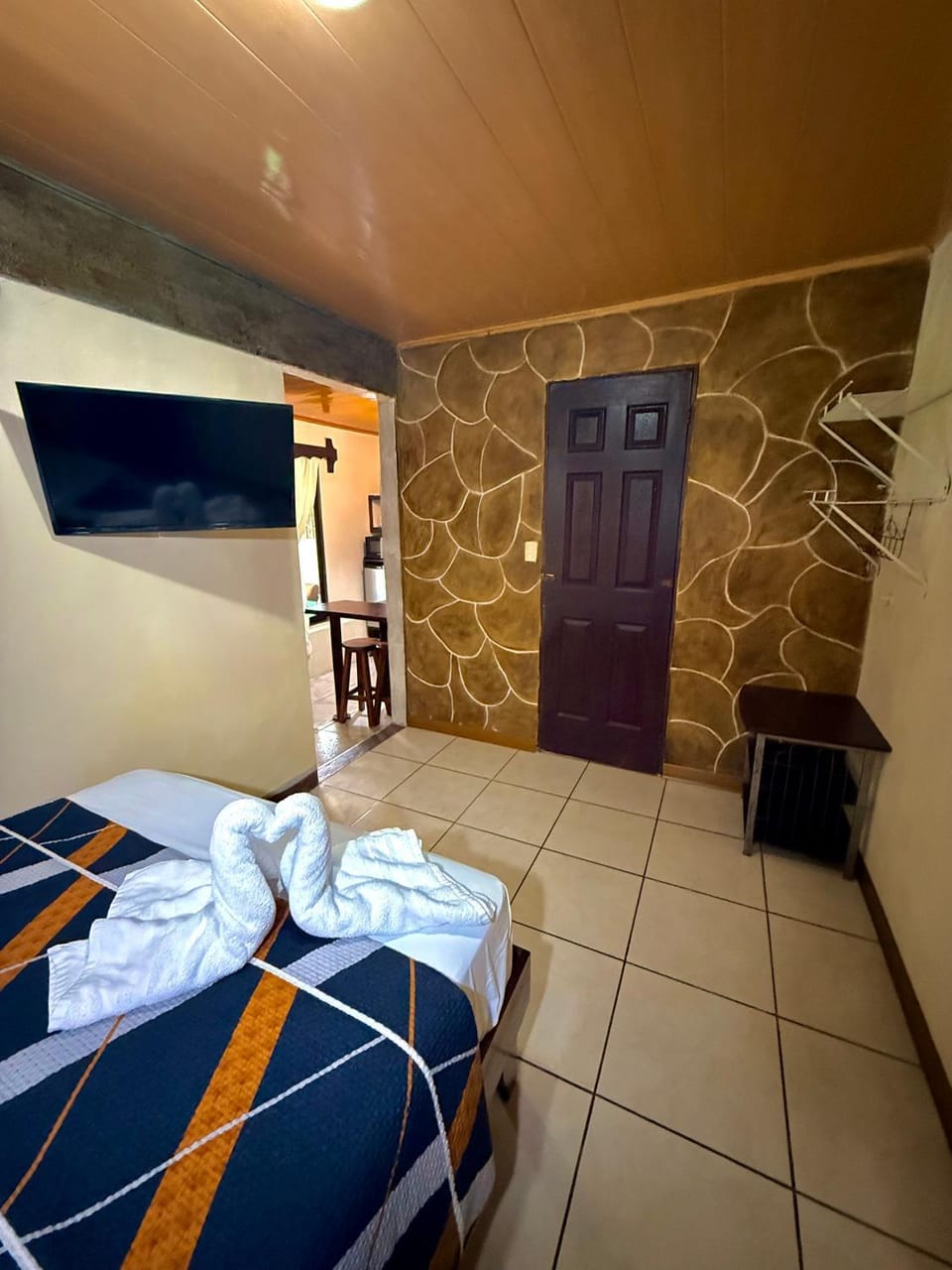 Bed, TV and multimedia, Photo of the whole room, Bedroom, towels